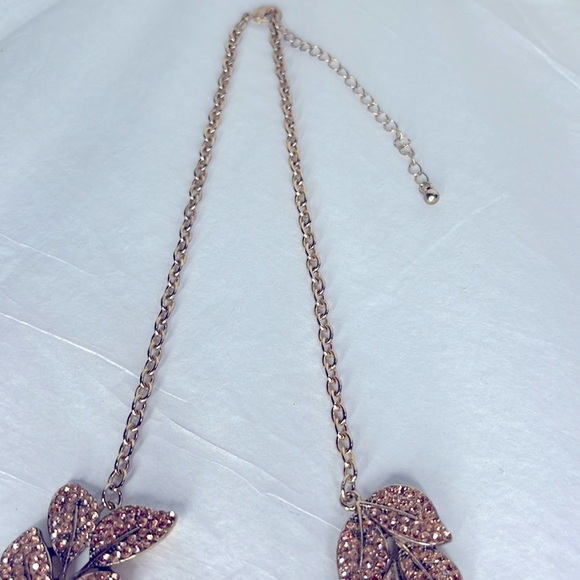 Rose gold necklace with large gold leaf pattern and soft pink encrusted diamonds - Picture 5 of 5